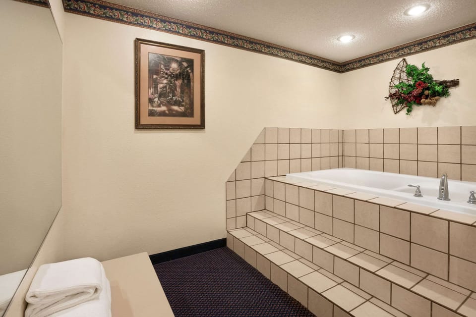 Deluxe Studio Suite, 1 Queen Bed, Non Smoking | Desk, iron/ironing board, free cribs/infant beds, rollaway beds