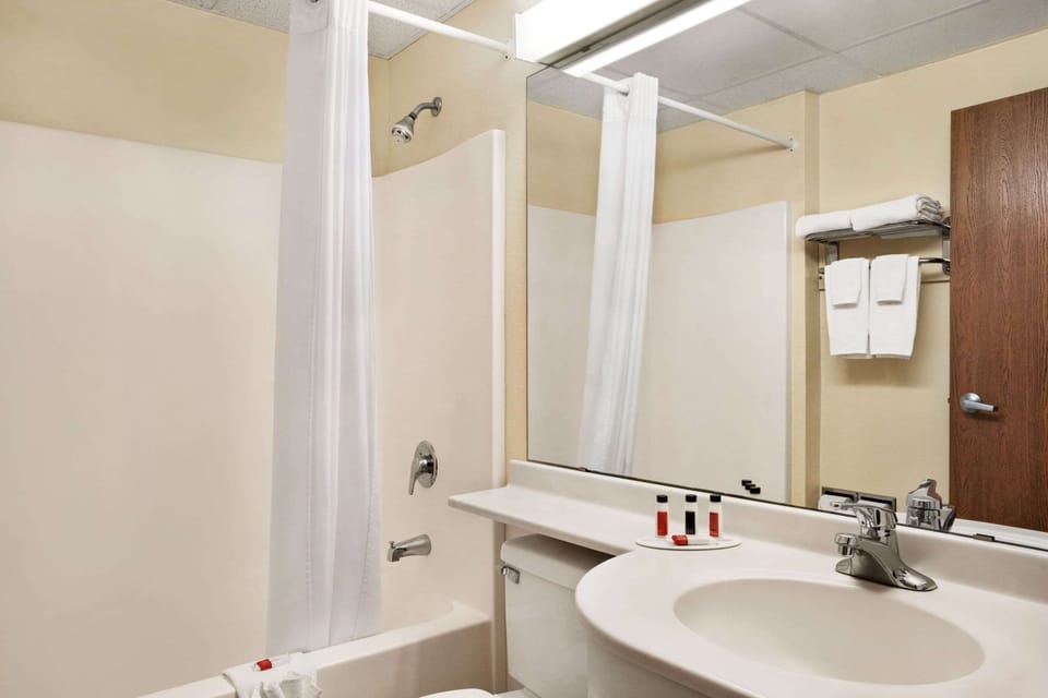 Combined shower/tub, free toiletries, towels