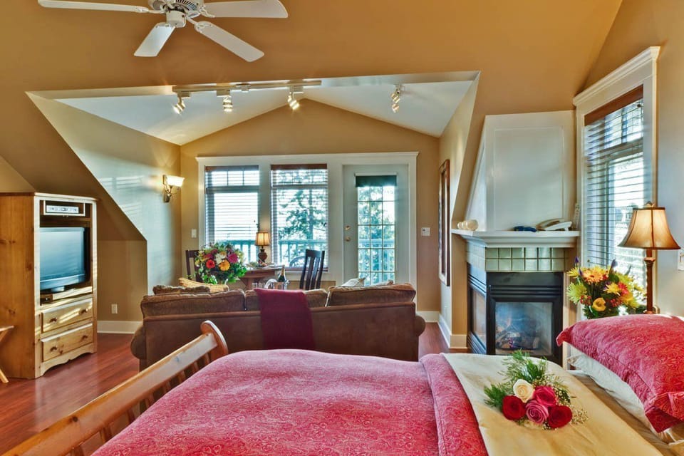 Penthouse, Patio, Ocean View (Adults only. No Pets Allowed) | Iron/ironing board, WiFi (free), bed sheets