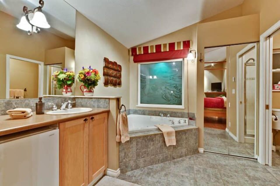 Romantic Studio, Jetted Tub | Jetted tub