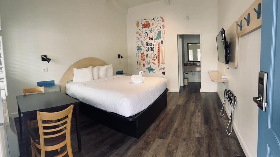 Standard Room, 1 King Bed, Non Smoking | Iron/ironing board, free WiFi, bed sheets