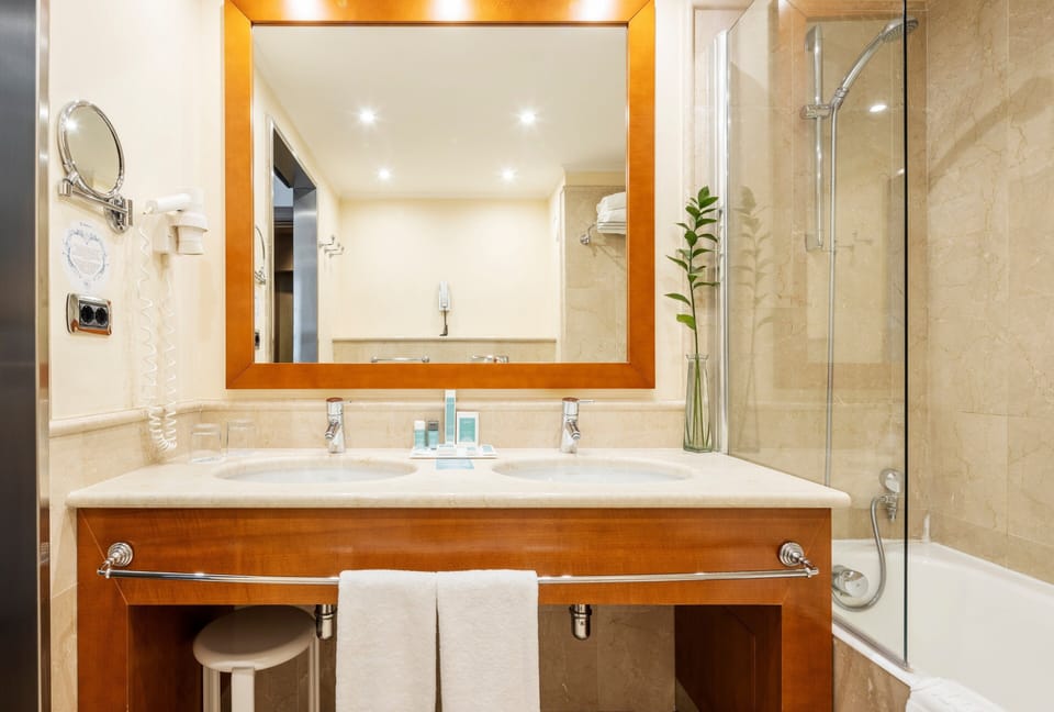 Combined shower/tub, eco-friendly toiletries, hair dryer, towels