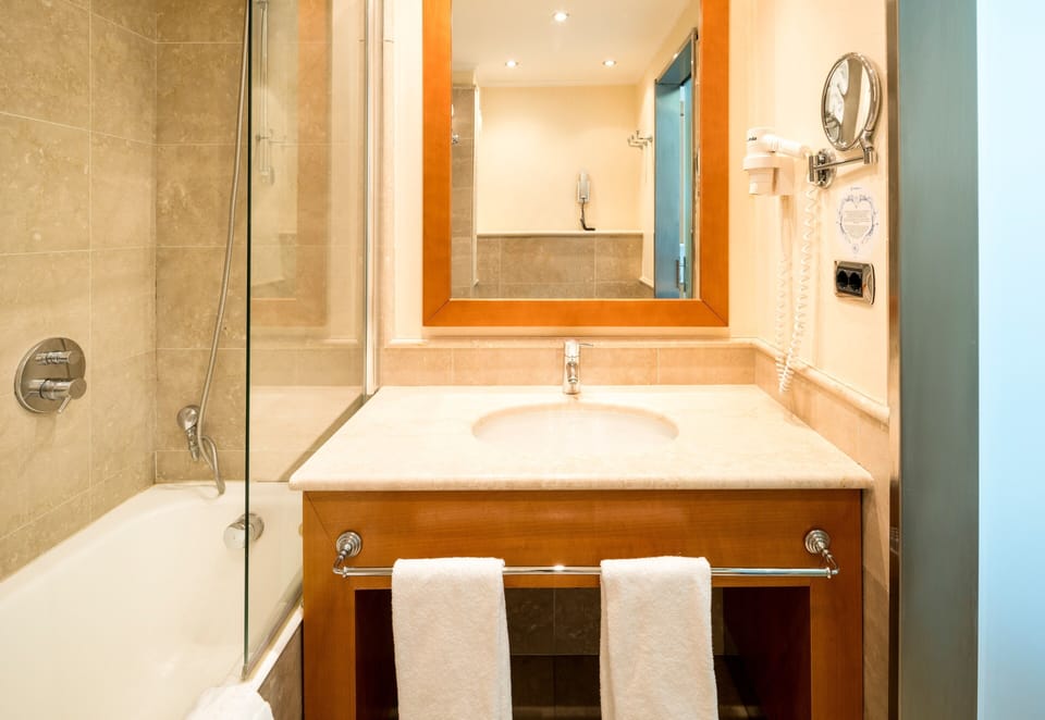 Combined shower/tub, deep soaking tub, eco-friendly toiletries
