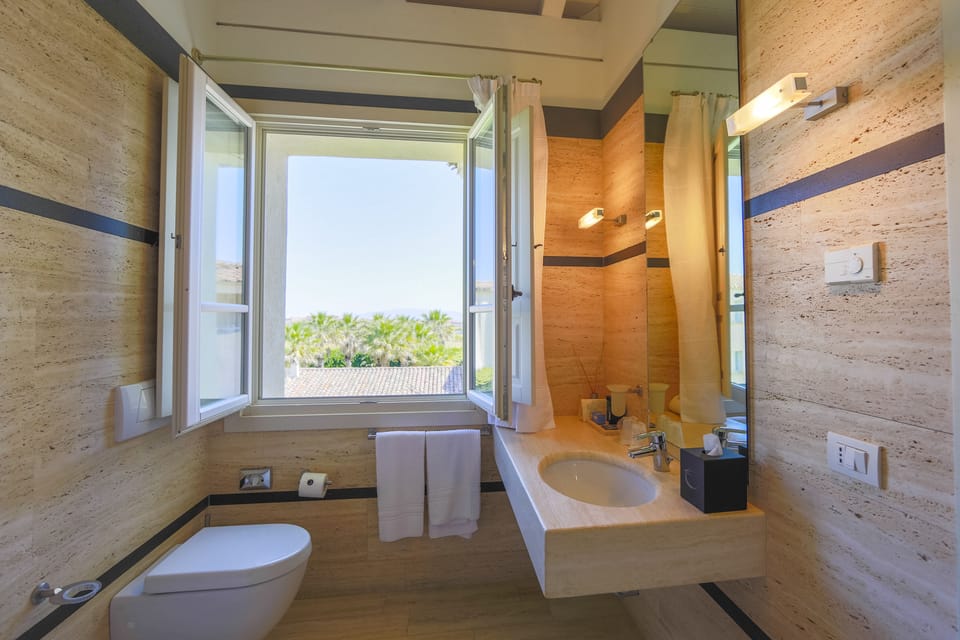 Senior Suite | Bathroom | Free toiletries, hair dryer, bidet, towels