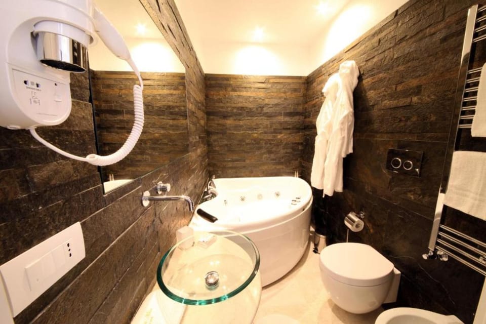 Comfort Suite, Jetted Tub | Bathroom | Free toiletries, hair dryer, bidet, towels