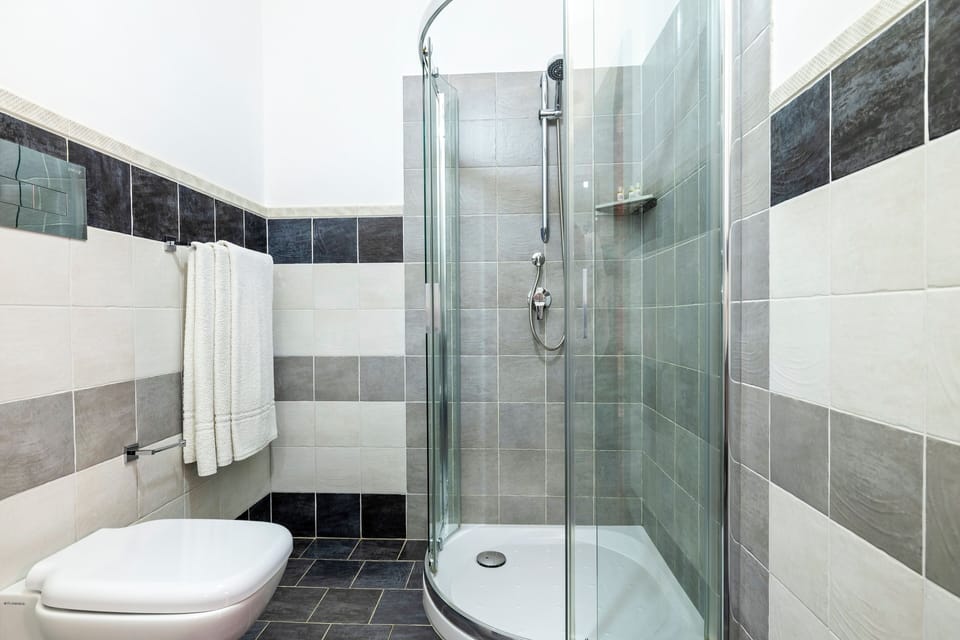 Quadruple Room, 1 Bedroom | Bathroom | Shower, free toiletries, hair dryer, bathrobes