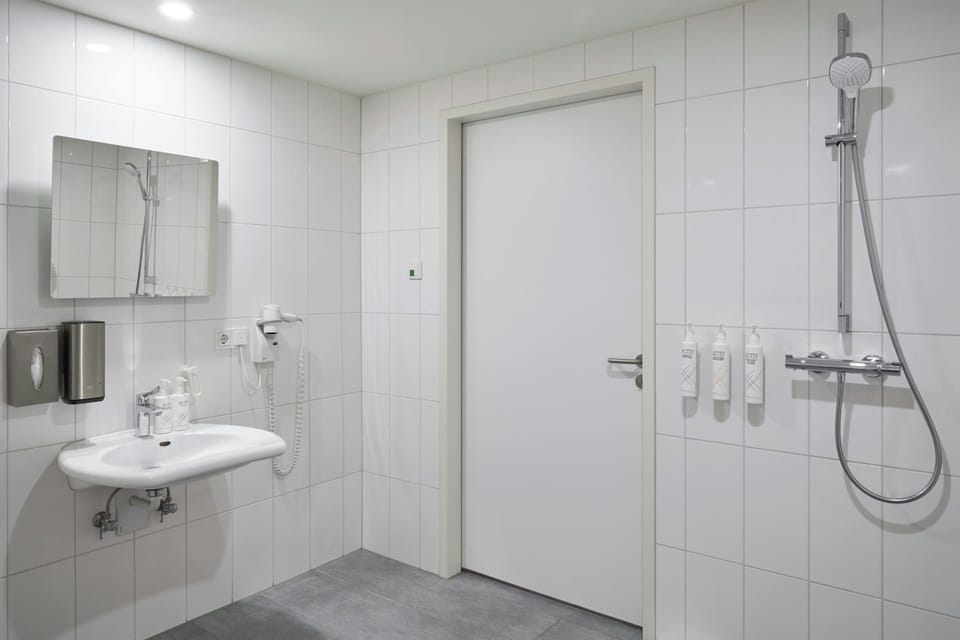 Standard Room, 1 King Bed | Bar (on property) | Serves lunch and dinner