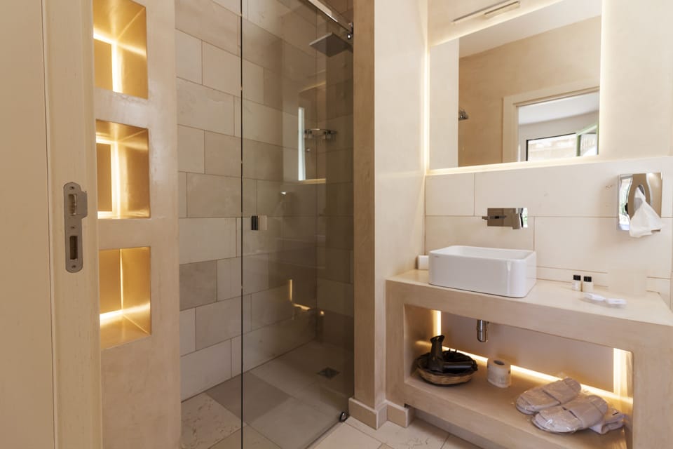 Classic Triple Room | Bathroom | Shower, rainfall showerhead, free toiletries, hair dryer