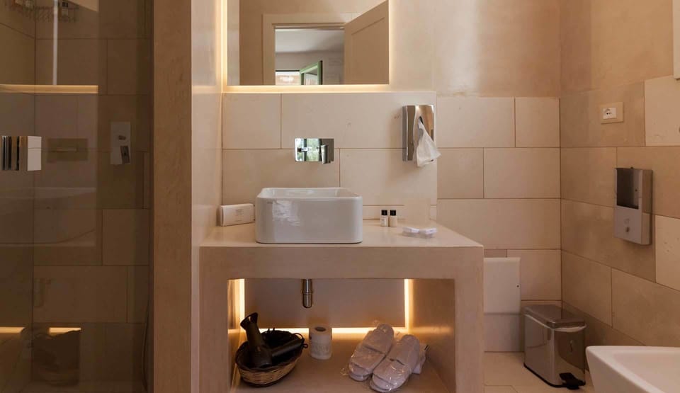 Classic Double Room | Bathroom | Shower, rainfall showerhead, free toiletries, hair dryer