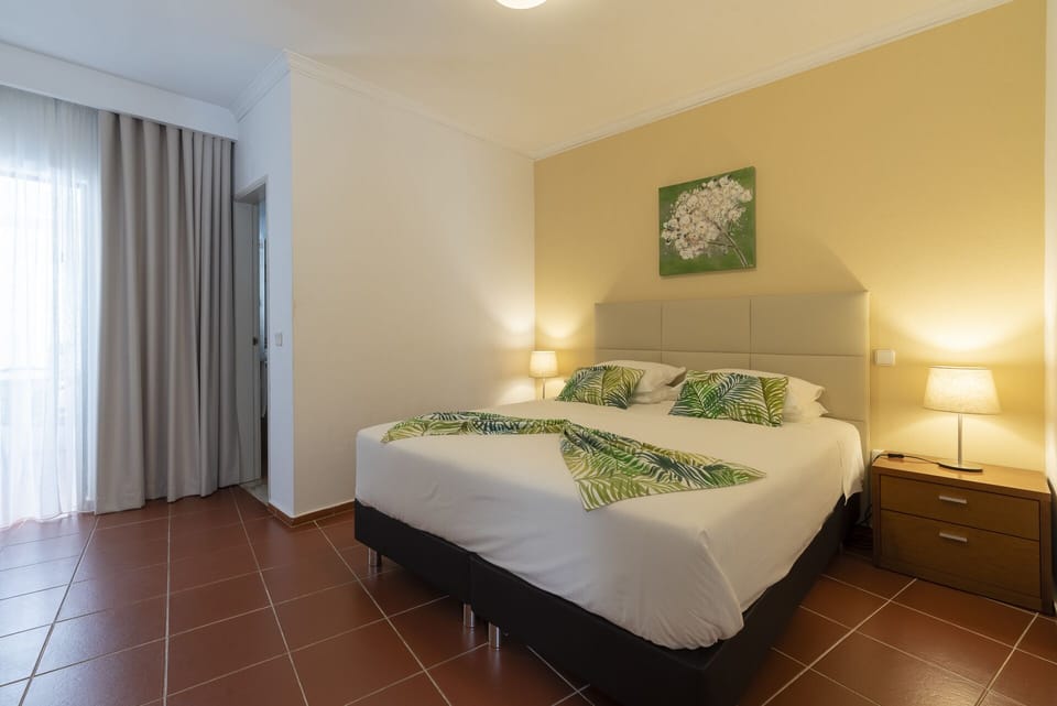 Junior Studio Suite | Minibar, desk, blackout drapes, iron/ironing board