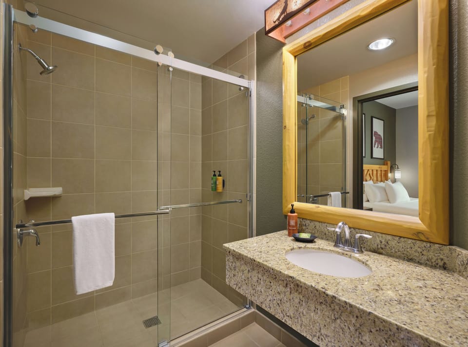 Room (Grizzly Bear-Waterpark Included) | In-room safe, desk, bed sheets