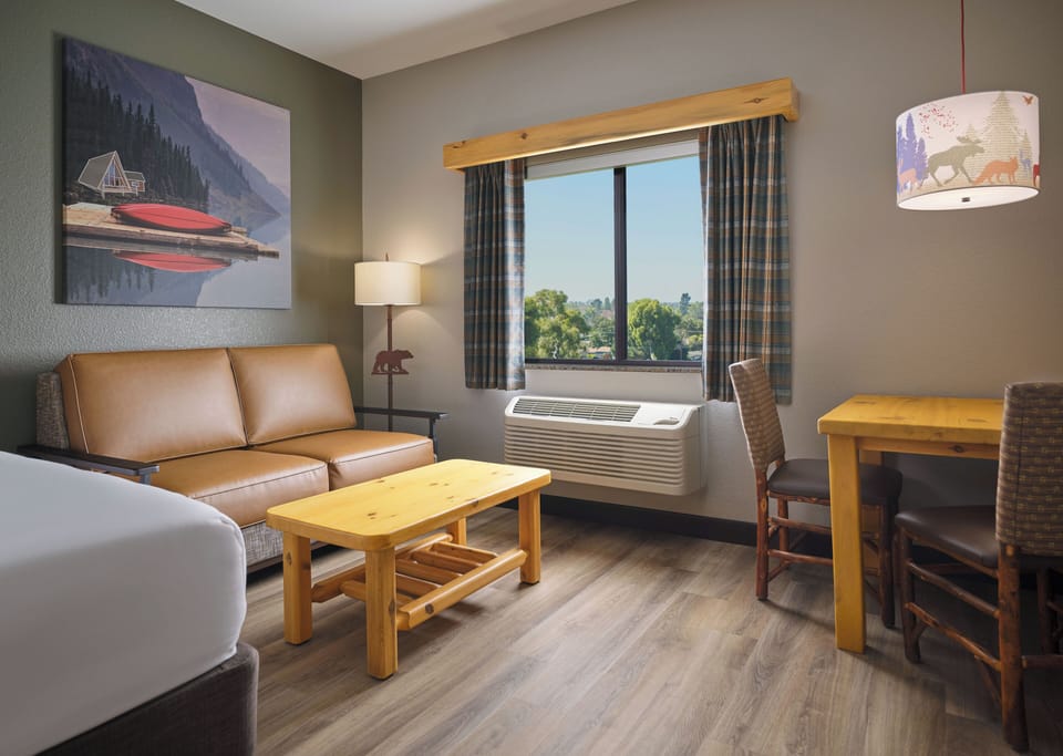 Family Suite - Water Park Included | In-room safe, desk, free cribs/infant beds, bed sheets