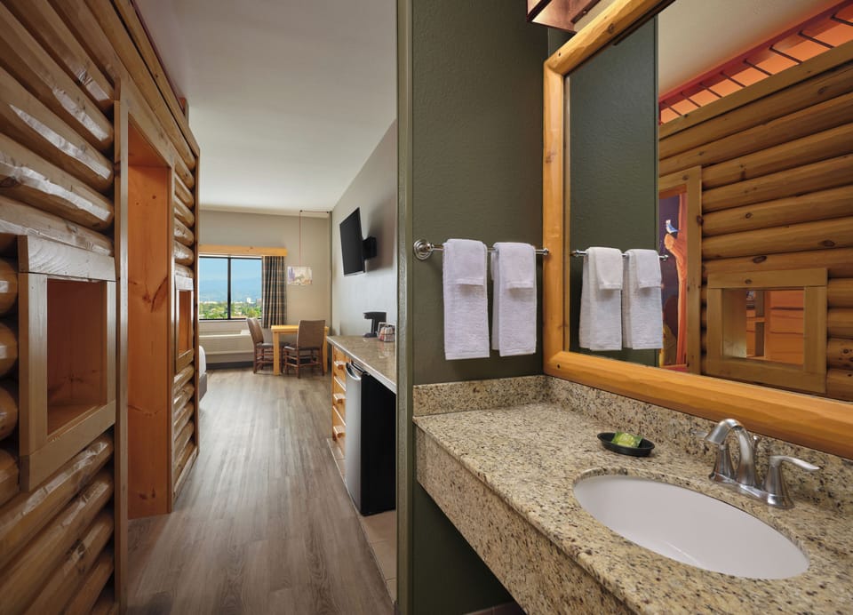 Kid Cabin - Water Park Included | In-room safe, desk, free cribs/infant beds, bed sheets