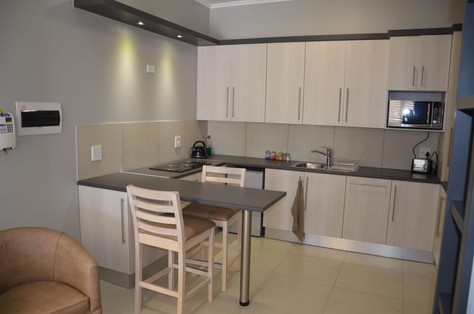 Coffee/tea maker, fridge, microwave, stovetop