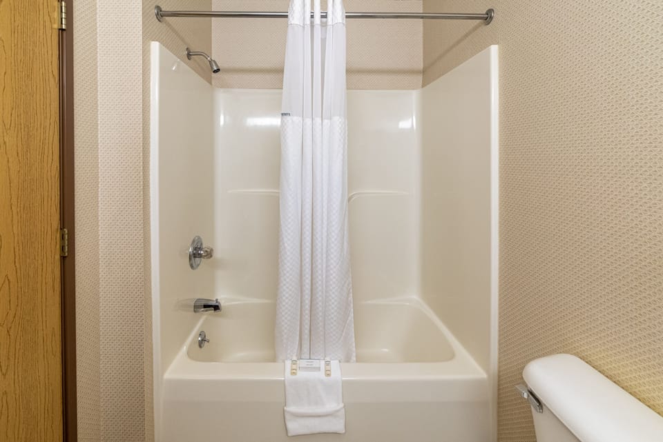 Combined shower/tub, towels