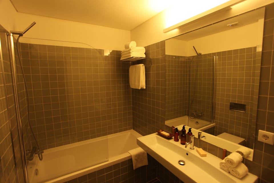 Combined shower/tub, deep soaking tub, free toiletries, hair dryer