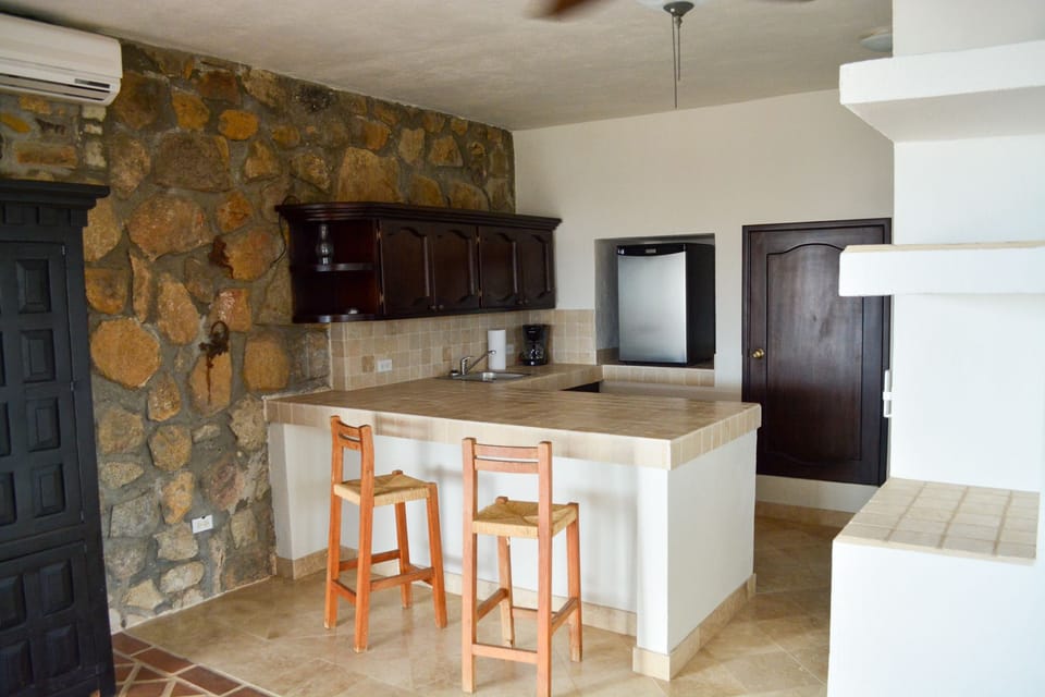 Premium Villa, 5 Bedrooms, Ocean View | In-room dining