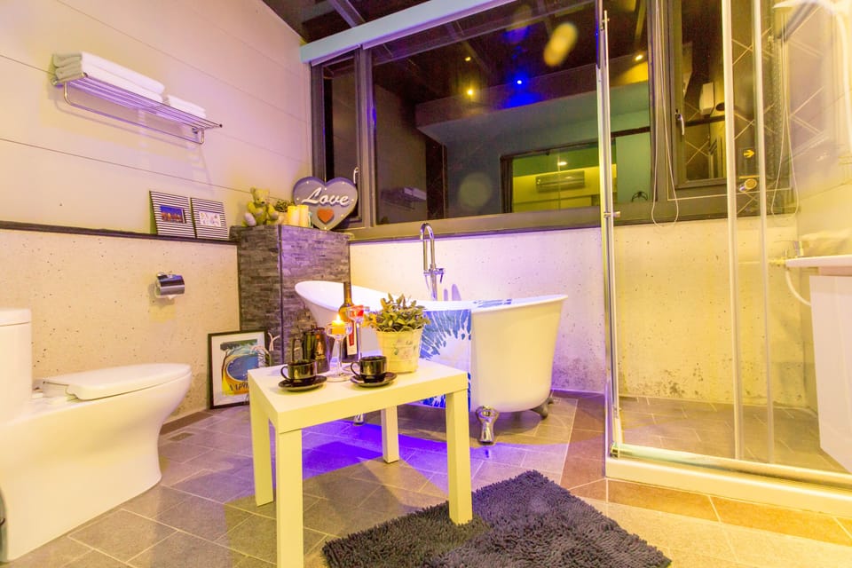 Elite Suite | Individually decorated, individually furnished, desk, blackout drapes