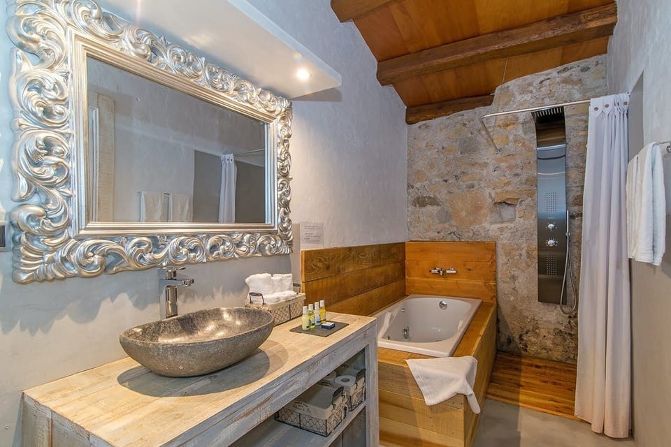 Exclusive Room | Bathroom | Free toiletries, hair dryer, towels