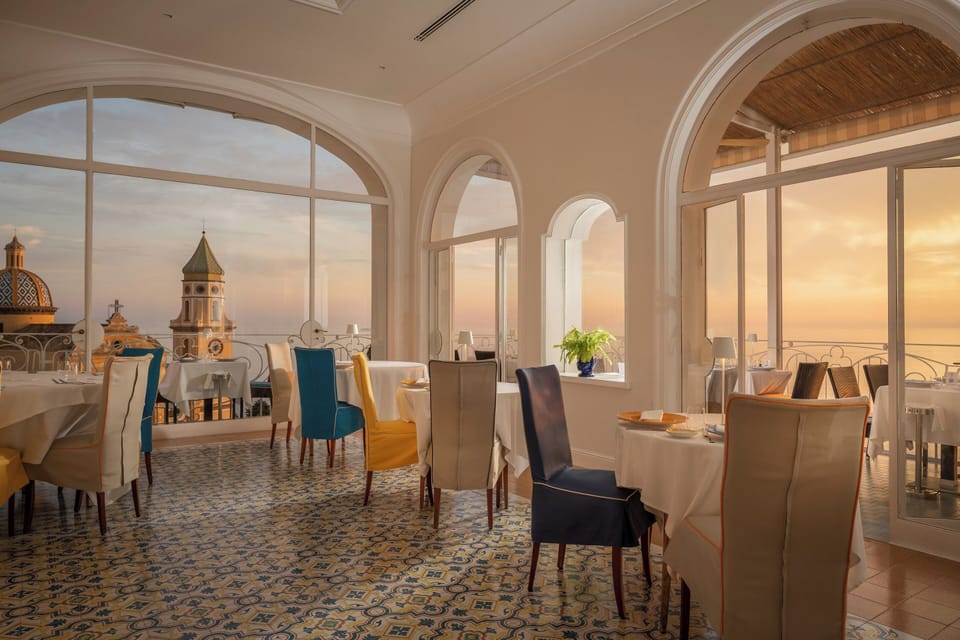 2 restaurants; lunch and dinner served
