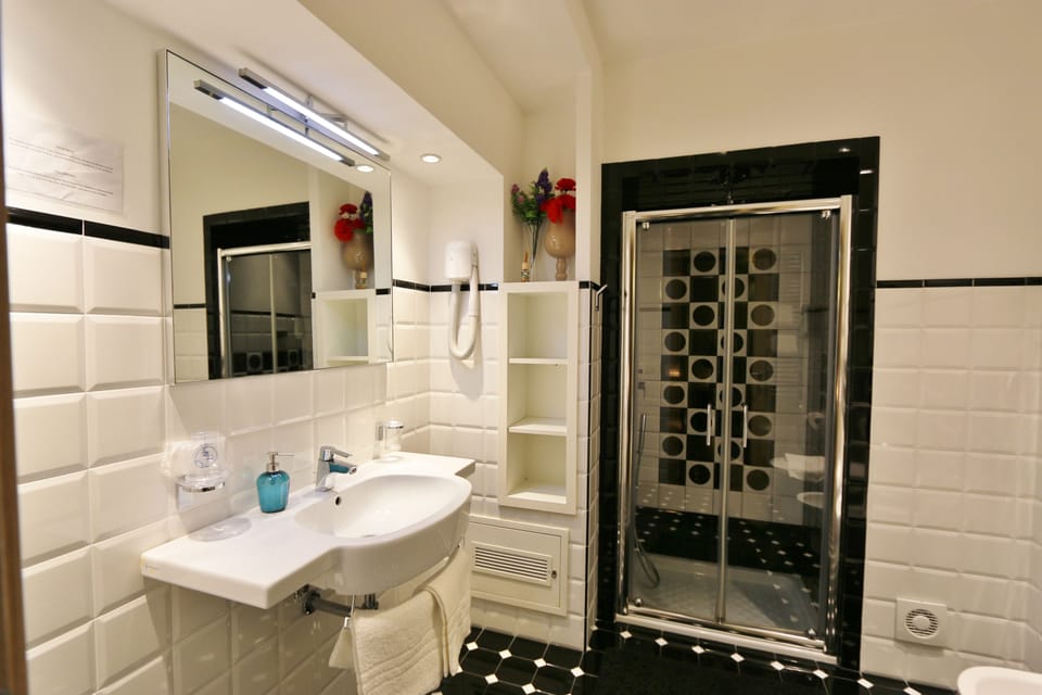 Suite | Free minibar, in-room safe, desk, iron/ironing board
