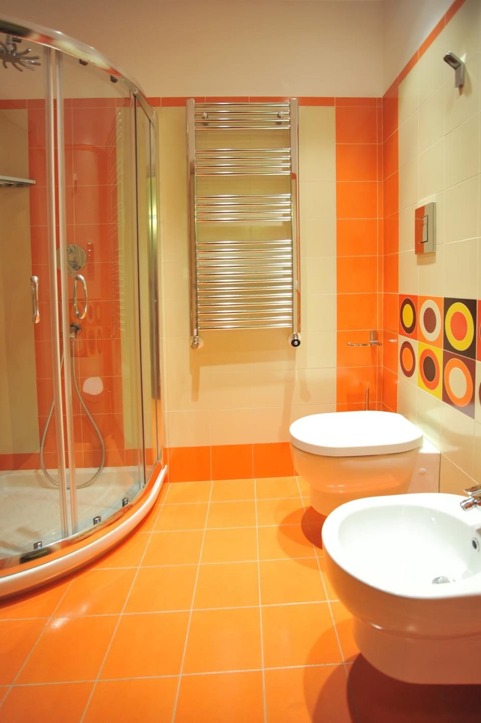 Shower, free toiletries, hair dryer, bidet