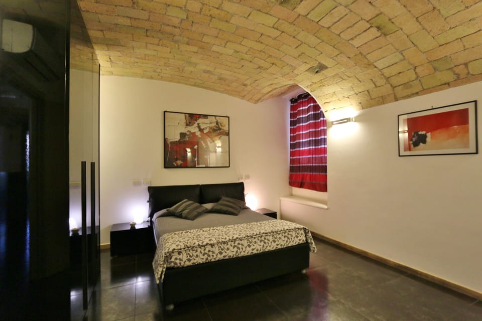 Suite | Free minibar, in-room safe, desk, iron/ironing board