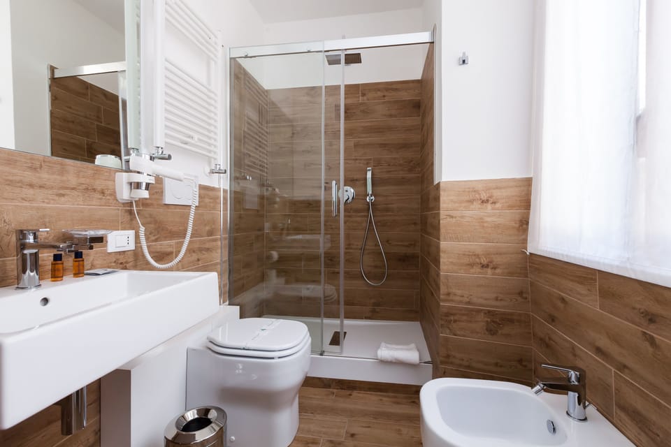 Superior Triple Room | Bathroom | Shower, free toiletries, hair dryer, bidet