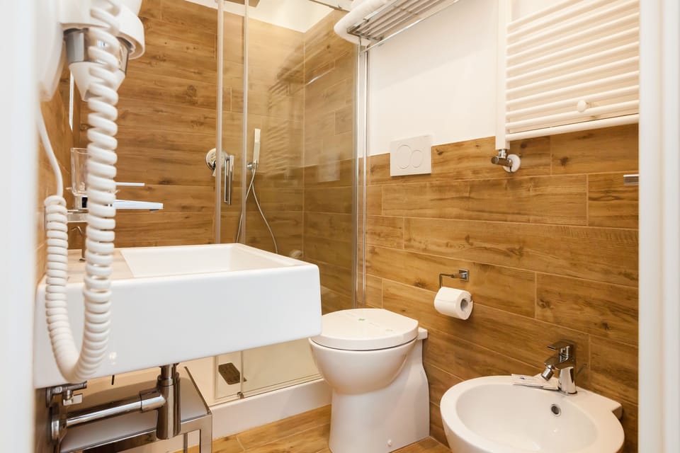 Double Room | Bathroom | Shower, free toiletries, hair dryer, bidet