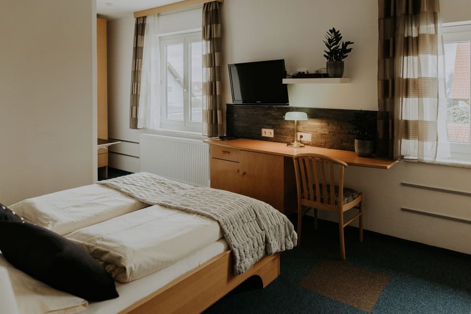 Standard Double Room, 1 Queen Bed, Non Smoking | Desk, free WiFi, bed sheets