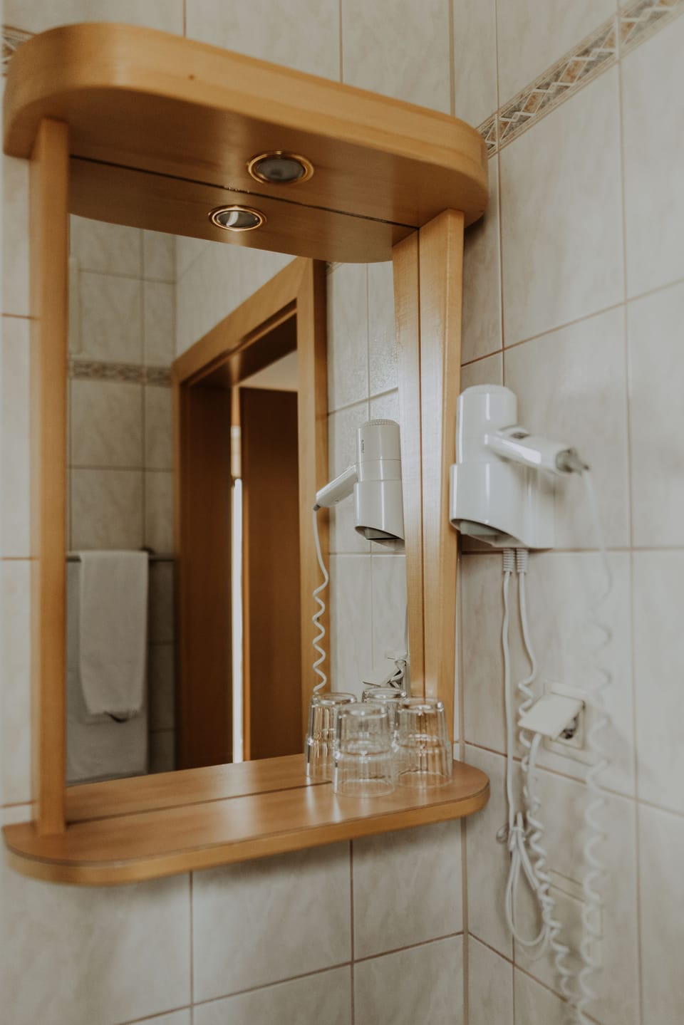 Shower, hair dryer, towels