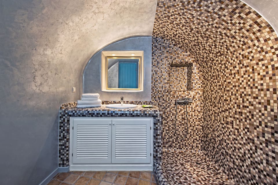 Executive Suite, outdoor Tub | Bathroom | Shower, free toiletries, hair dryer, bathrobes