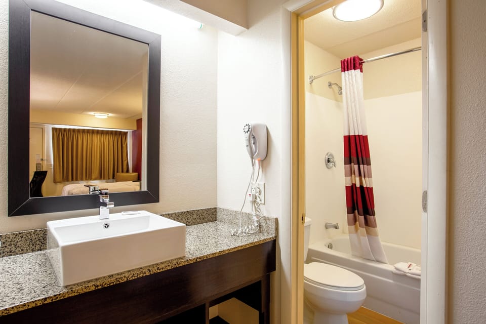 Combined shower/tub, free toiletries, towels