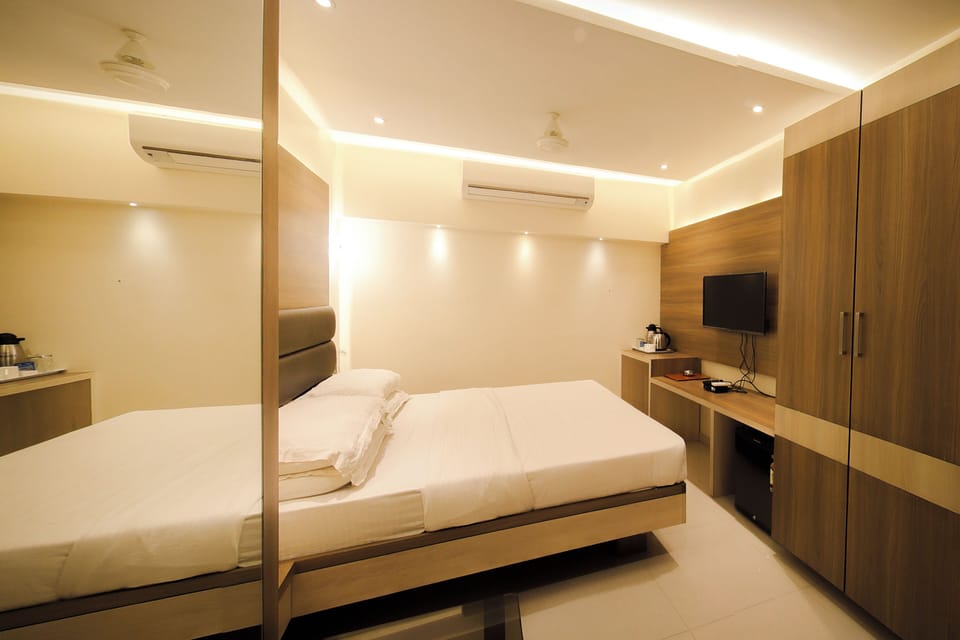 2 bedrooms, in-room safe, individually decorated, desk