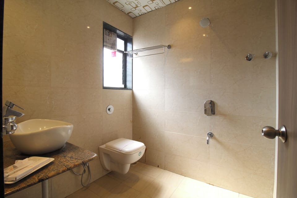 2 bedrooms, in-room safe, individually decorated, desk