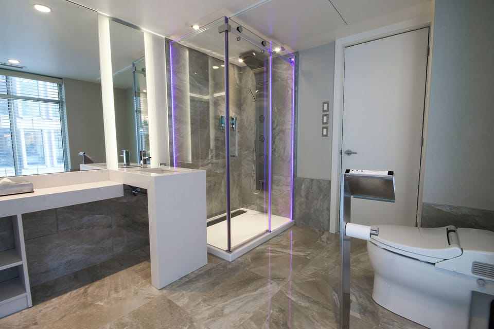 Luxury Studio with Panoramic City View, 1 King Bed and Sofa-bed  | Bathroom | Combined shower/tub, free toiletries, hair dryer, towels