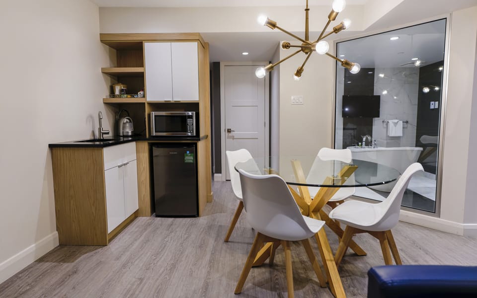 Queen bed Suite - Asian Theme | Private kitchen | Fridge, coffee/tea maker