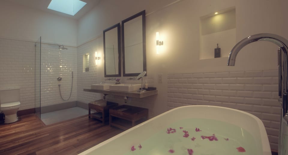 Upper Suite | Bathroom | Shower, rainfall showerhead, free toiletries, hair dryer