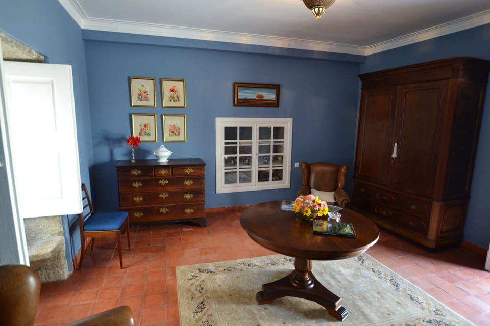 Double Room | Desk, free cribs/infant beds, rollaway beds, bed sheets