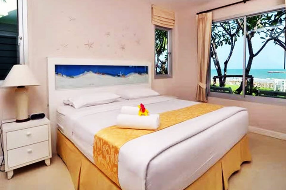 Beachfront Villa | Minibar, desk, blackout drapes, rollaway beds