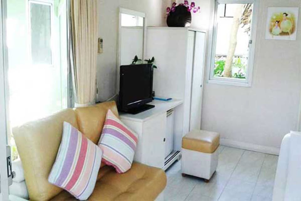 Deluxe Room | Living area | 32-inch LCD TV with cable channels, TV