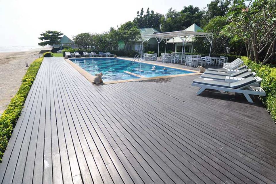 Outdoor pool, pool umbrellas, sun loungers