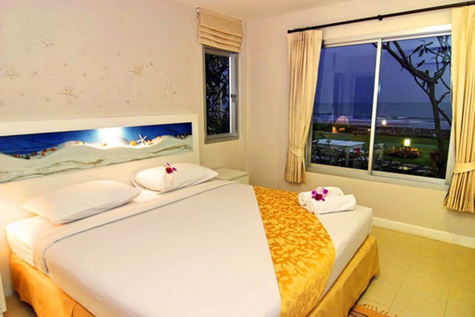 Beachfront Villa | Minibar, desk, blackout drapes, rollaway beds