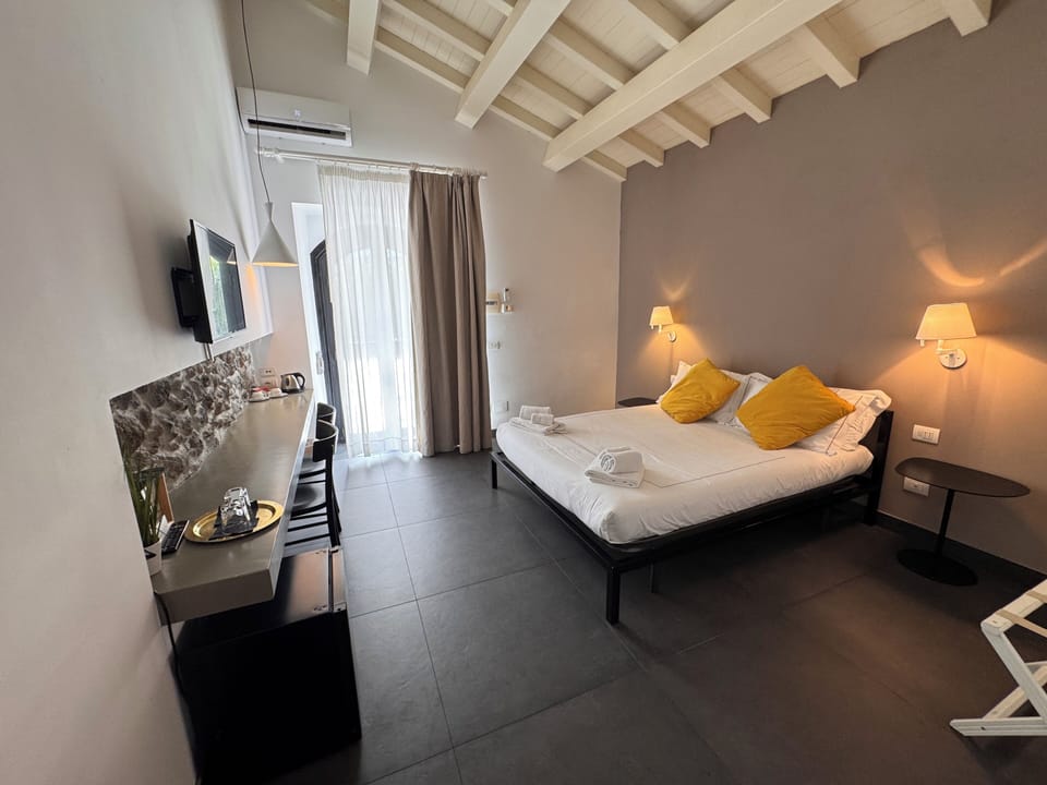 Double room Etna side | Minibar, in-room safe, desk, rollaway beds