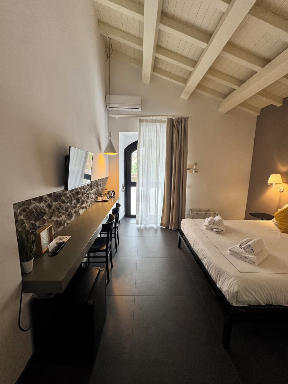 Double room Etna side | Minibar, in-room safe, desk, rollaway beds