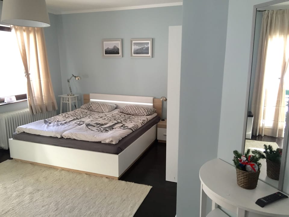 Family Triple Room, Mountain View | Free cribs/infant beds, free WiFi, bed sheets