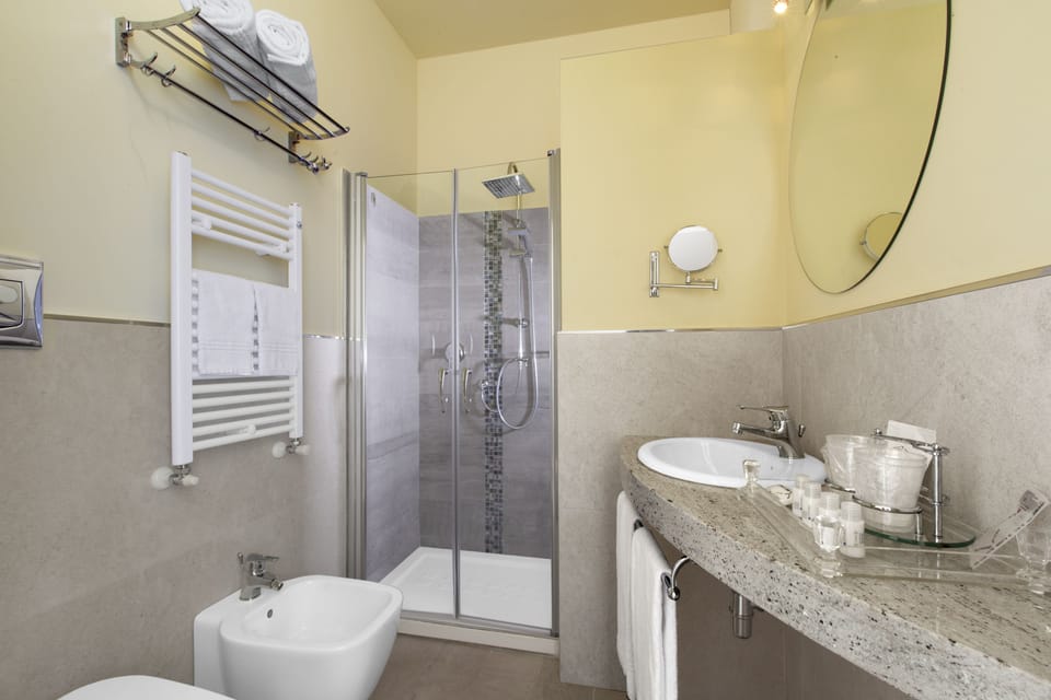 Deluxe Quadruple Room | Bathroom | Shower, free toiletries, hair dryer, bathrobes