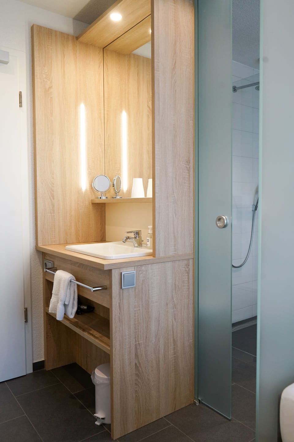 Economyplus Zimmer | Bathroom | Shower, free toiletries, hair dryer, slippers