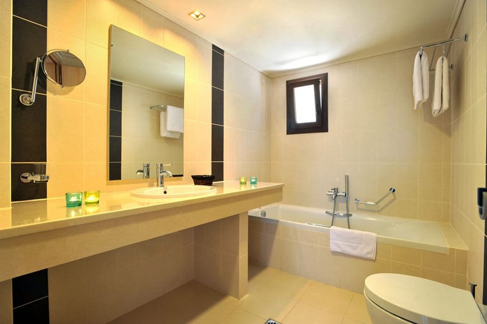 Bathtub, free toiletries, hair dryer, bathrobes