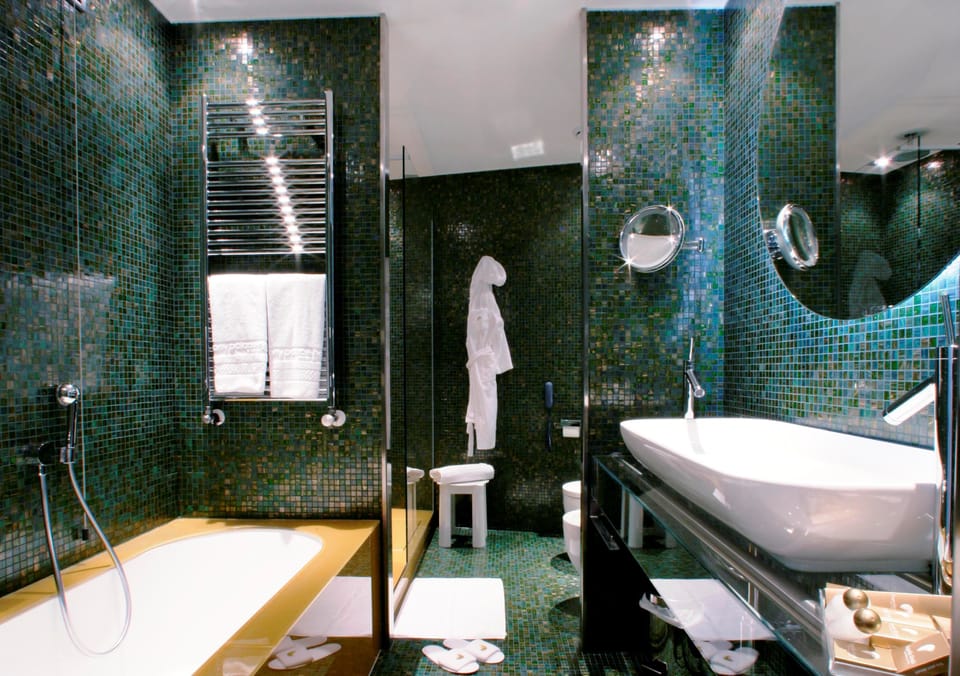 Combined shower/tub, free toiletries, hair dryer, bidet